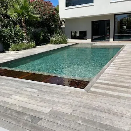 De Luxe Piscine Jacuzzi